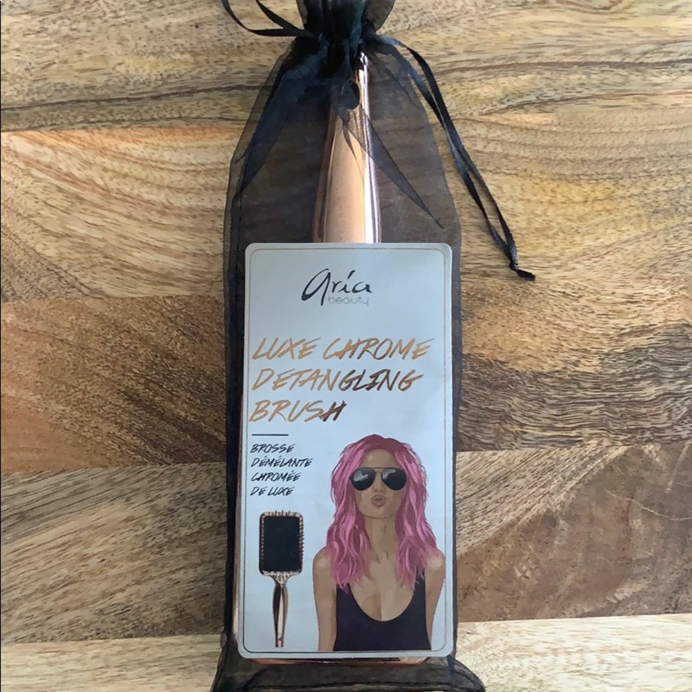 Aria beauty luxe chrome detangling brush
